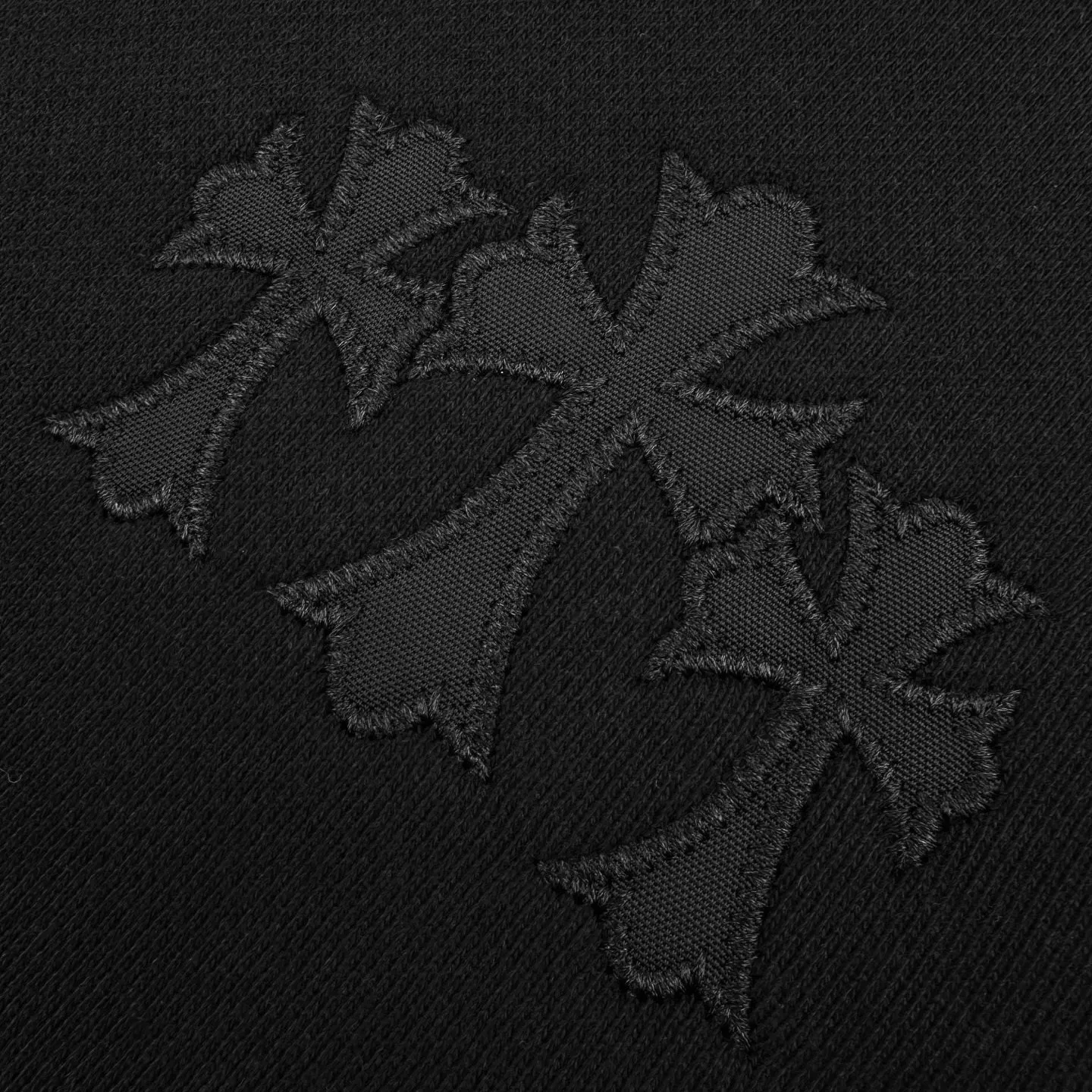 P490 CH Crow Heart Cross Sanskrit Embroidered Hooded Sweatshirt (Black) Original purchase and development for RMB 15,998. The fabric is made of custom-made heavy fortress intertwined air cotton. It is full of texture, thick and solid, and uses classic black as the curtain to give a deep sense of luxury. With the Crow Heart Cross patch embroidery decoration on the chest, it becomes the ultimate interpretation of dark Gothic style. The CH Gothic font is the finishing touch on the back panel, making the totem the emblem of your spirit. The logo iron plate sways slightly with the swing of the body, adding a sense of movement and vitality. It is unobtrusive but has an indescribable aura. It interprets the perfect blend of retro and luxury, using imported machine appliqué embroidery technology. Using advanced computer control systems and precision mechanical components, the Chrome Hearts logo appliqué embroidery operation is realized. It presents an embroidery effect with both clarity and three-dimensionality, and the fabrics have been washed. It has a better hand feel and texture. It is not easy to deform, shrink or fade. Maintain long-lasting beauty. Size:S-M-L-XL